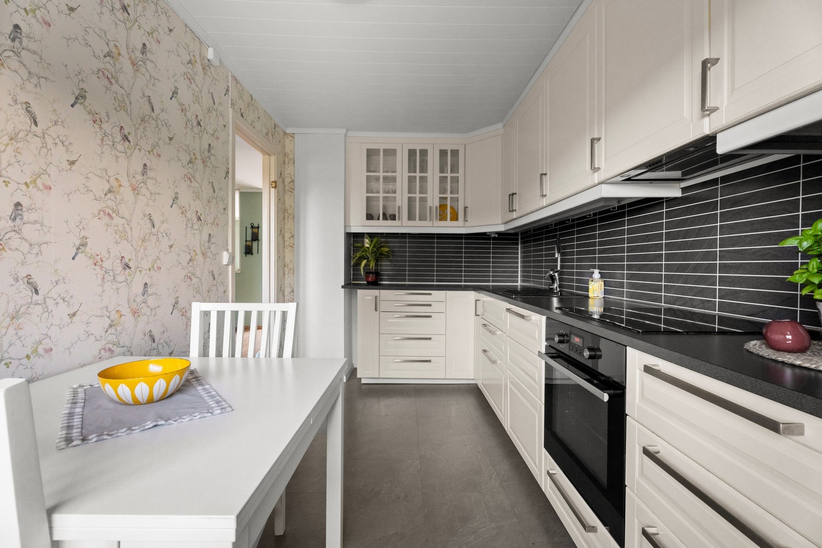 Kjøkkenet har et stilrent og pent design med gode benkeflater og rikelig med oppbevaringsplass. Galleribilde