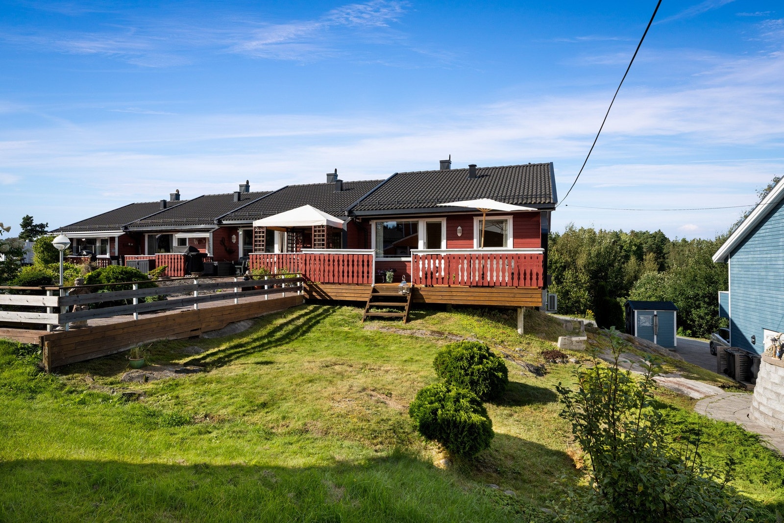 Boligen ligger attraktivt til på enden av rekken, og eiendommen har en skrånende hage som strekker seg hele veien rundt til inngangspartiet. Galleribilde