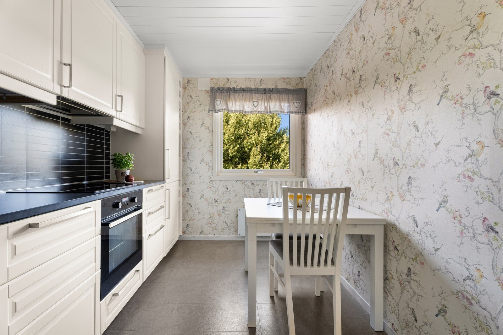 Innredningen har lyse, profilerte fronter. Galleribilde