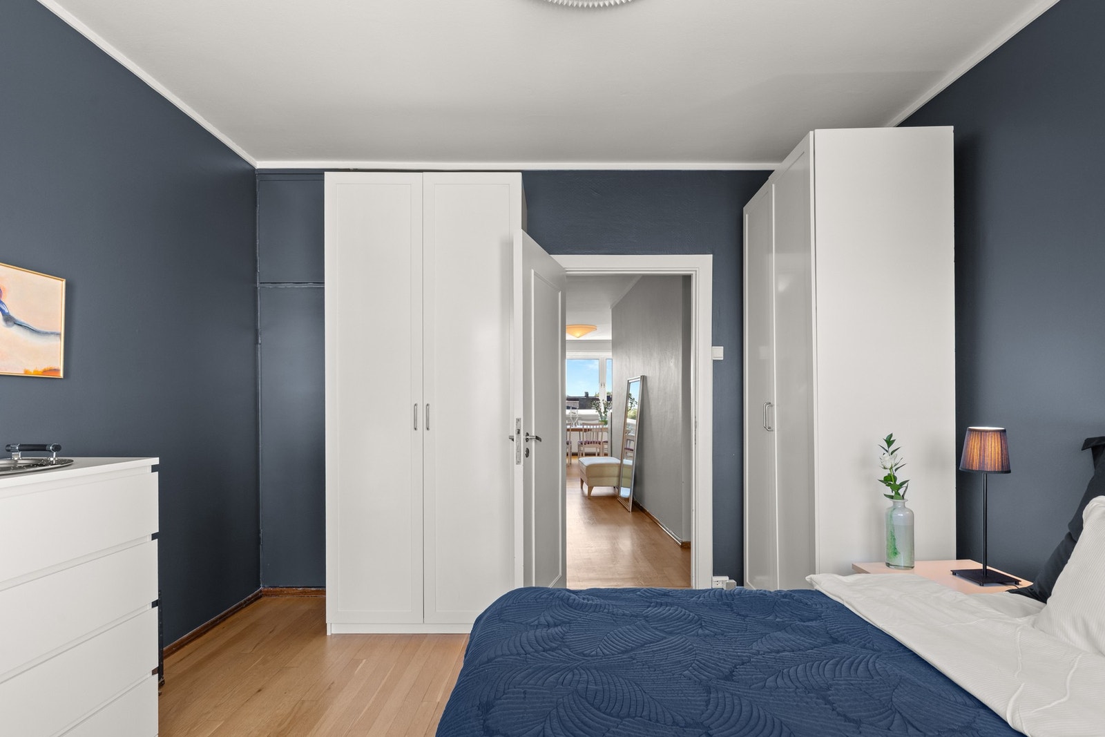 Godt med plass til garderobe i hovedsoverom Galleribilde