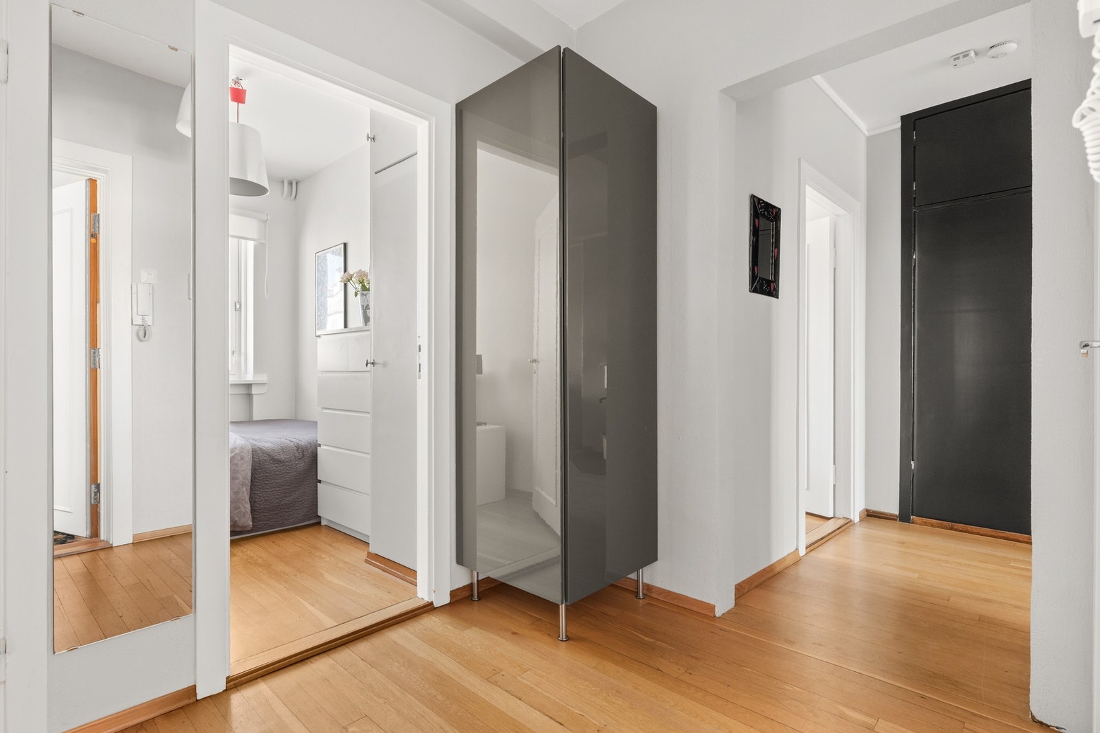 Åpen hyggelig entré med garderobe Galleribilde