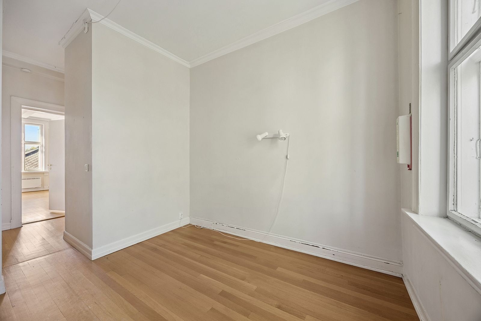 Soverom m/ vinduer ut mot rolig fellesareal Galleribilde