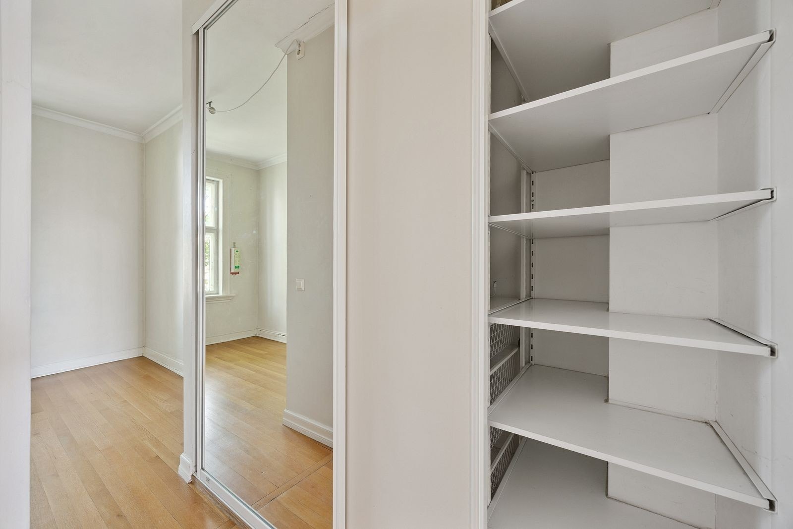 Innebygget garderobeskap for oppbevaring Galleribilde