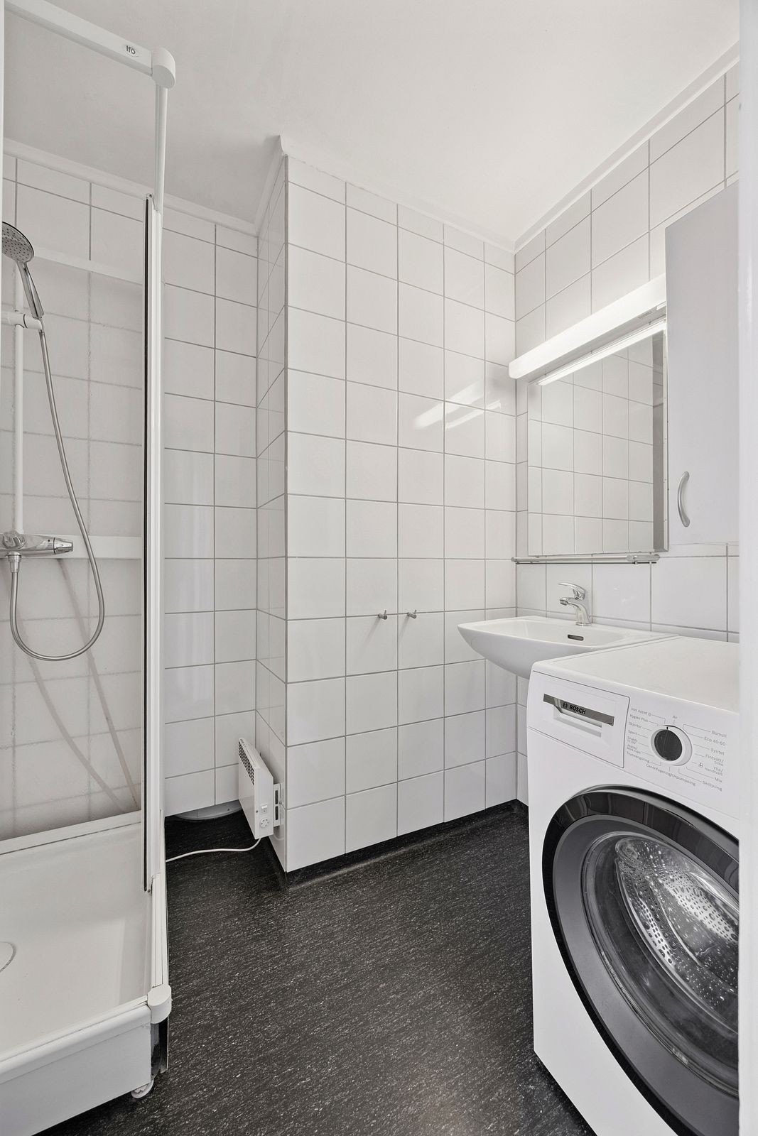 Bad m/ dusjkabinett og vaskemaskin Galleribilde