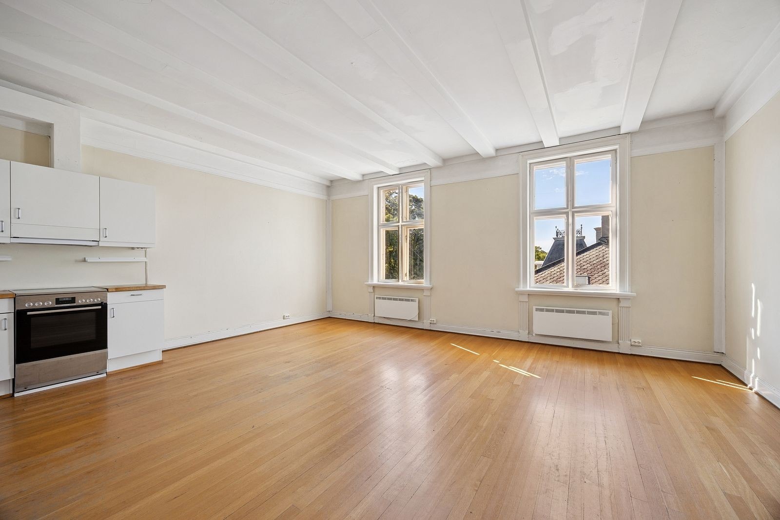 Stor stue med utsikt mot slottsparken Galleribilde