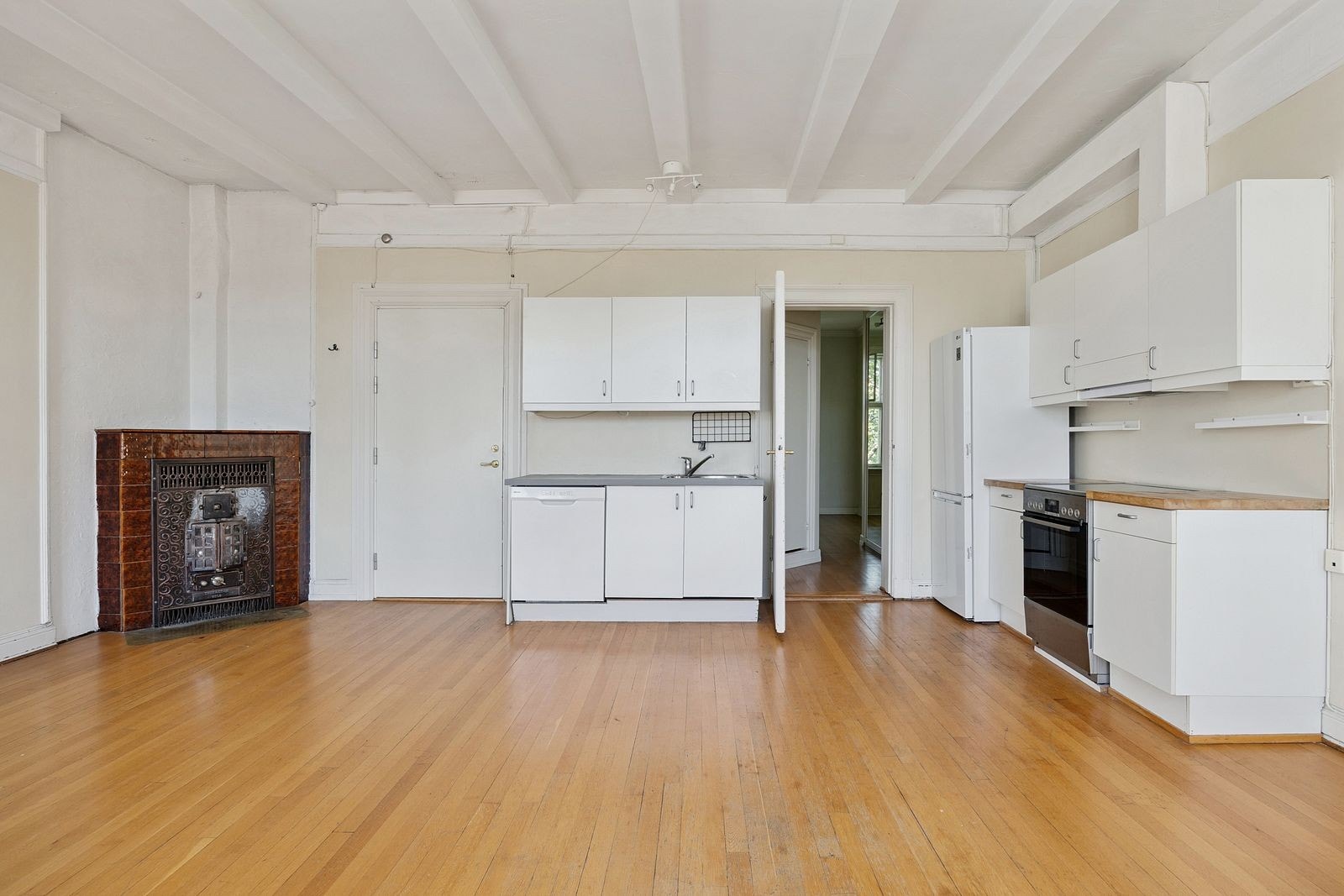 Todelt kjøkken m/ påfølgende hvitevarer Galleribilde