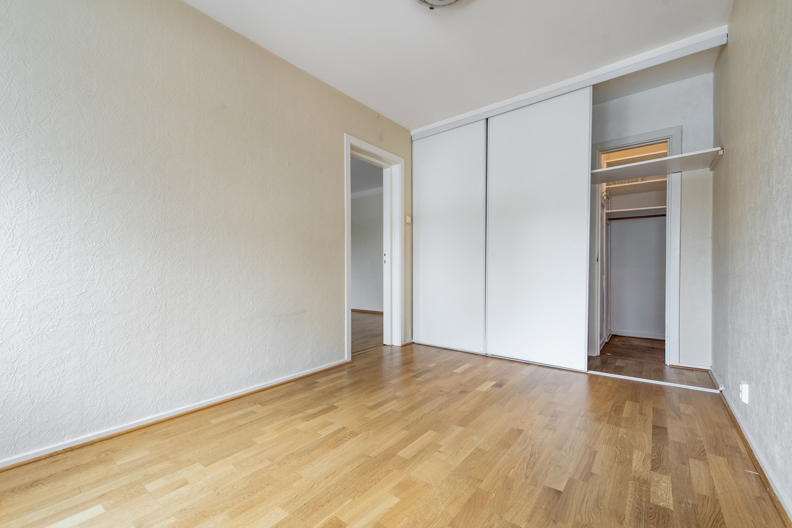 Hovedsoverommet har hel vegg med garderobeskap i tillegg til eget kott/walk-in rom. Galleribilde