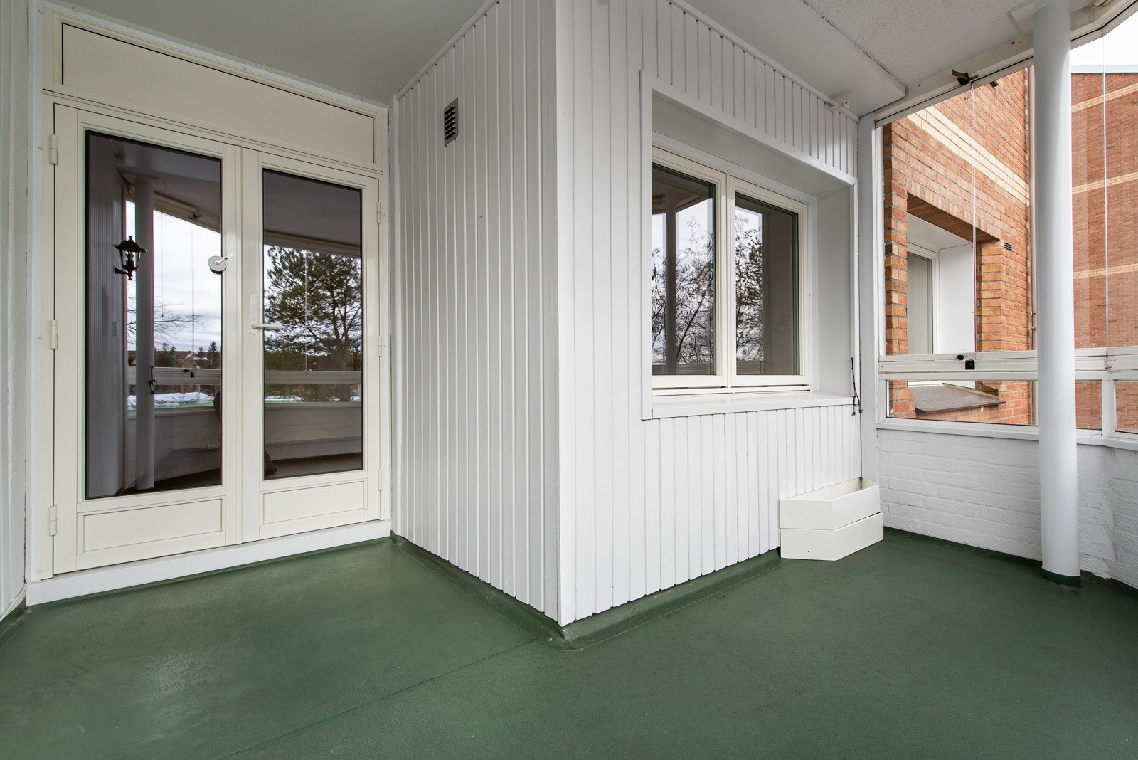 Balkongen er romslig, innglasset med skyveglass. Galleribilde