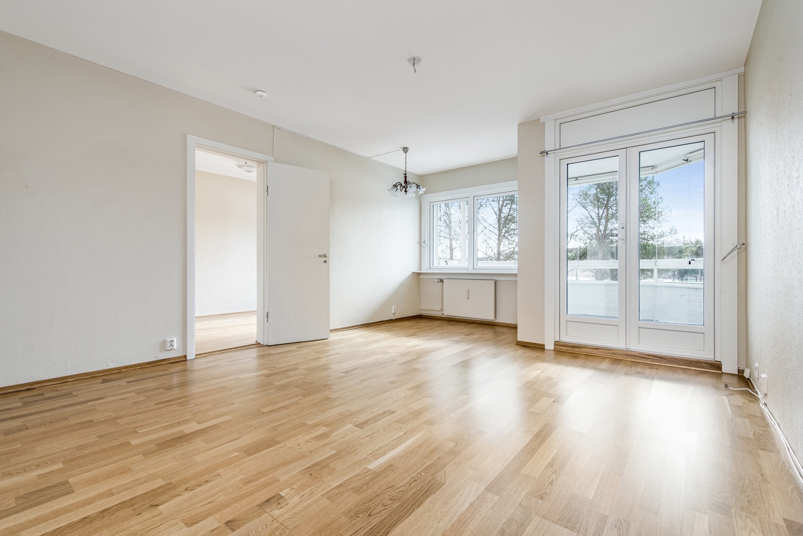 Fine lysforhold med stor vindusflate og doble balkongdører. Bade vinduer og balkongdør fra 2016. Galleribilde