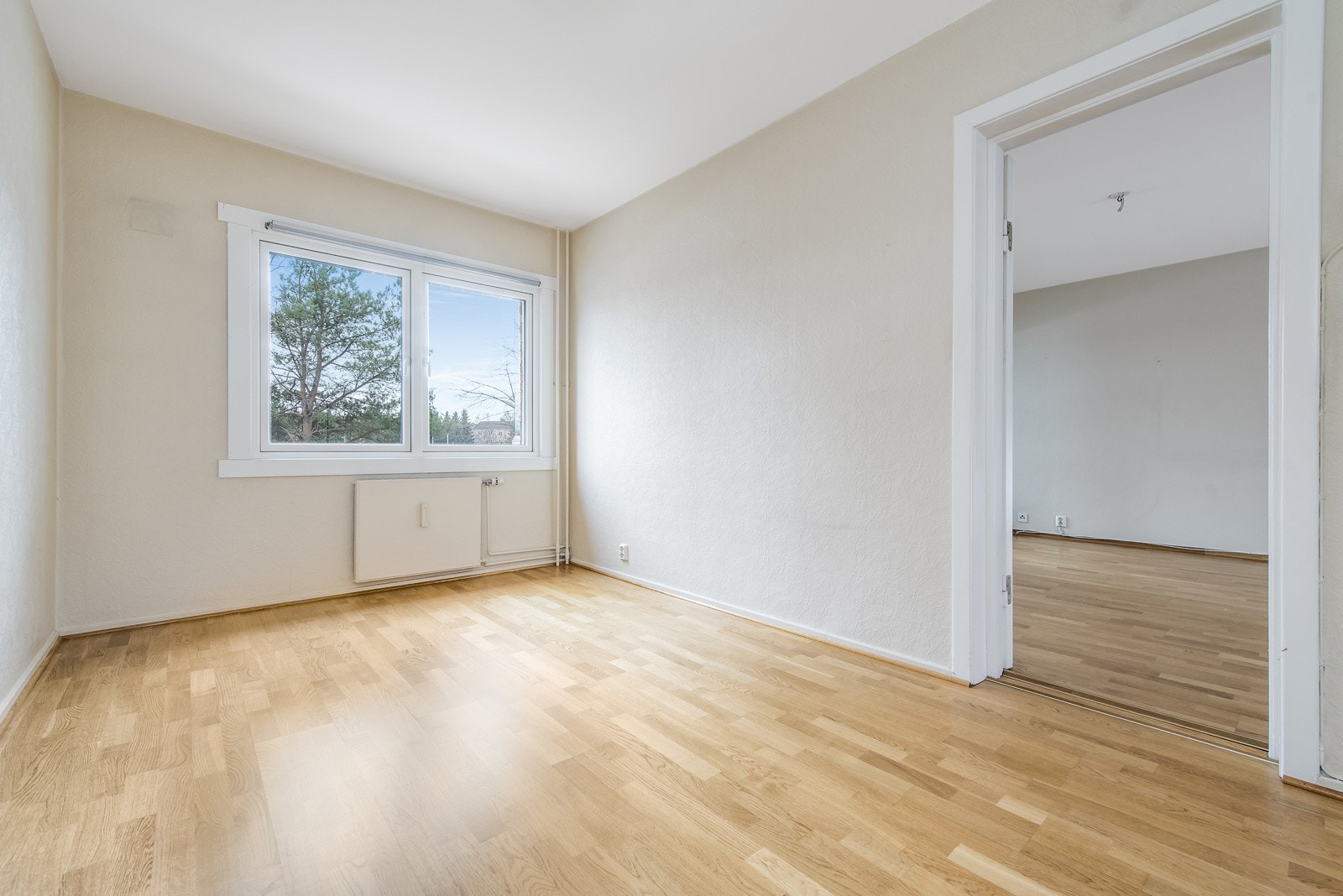 Hovedsoverommet har vindu ut mot fellesområdene. Romslig rom med god plass til stor seng og tilhørende møblement. Galleribilde