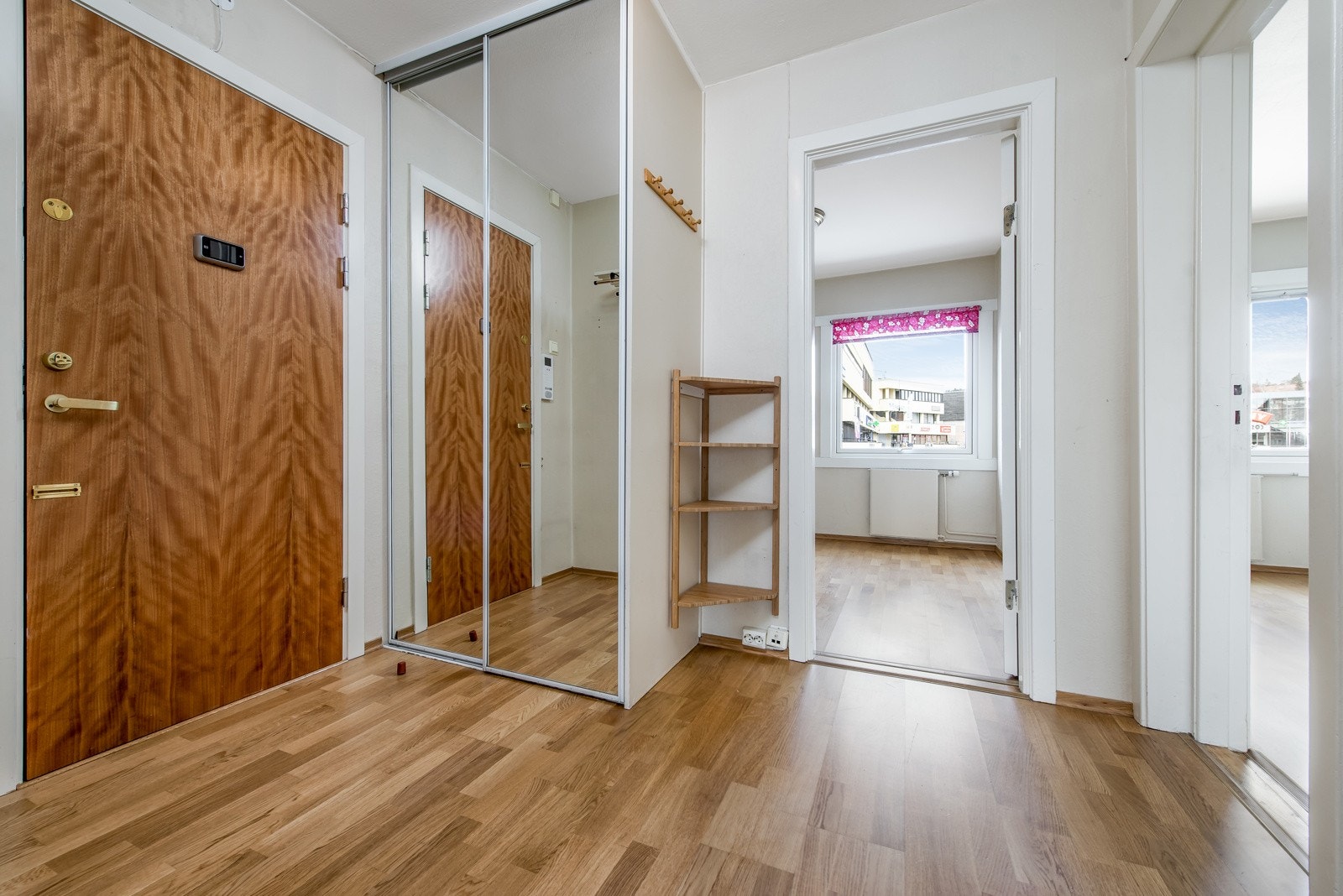 Entreèn er et fint rom å ønske venner og familie velkommen. Dør calling med videoskjerm. Skyvedørsgarderobe med speil i front. Galleribilde