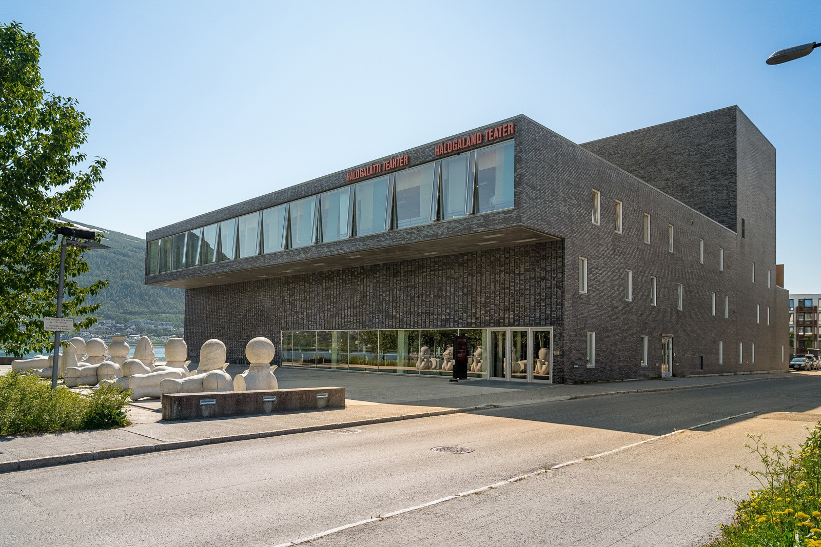 I umiddelbar nærhet finner du alt du trenger av fasiliteter, her Hålogaland Teater