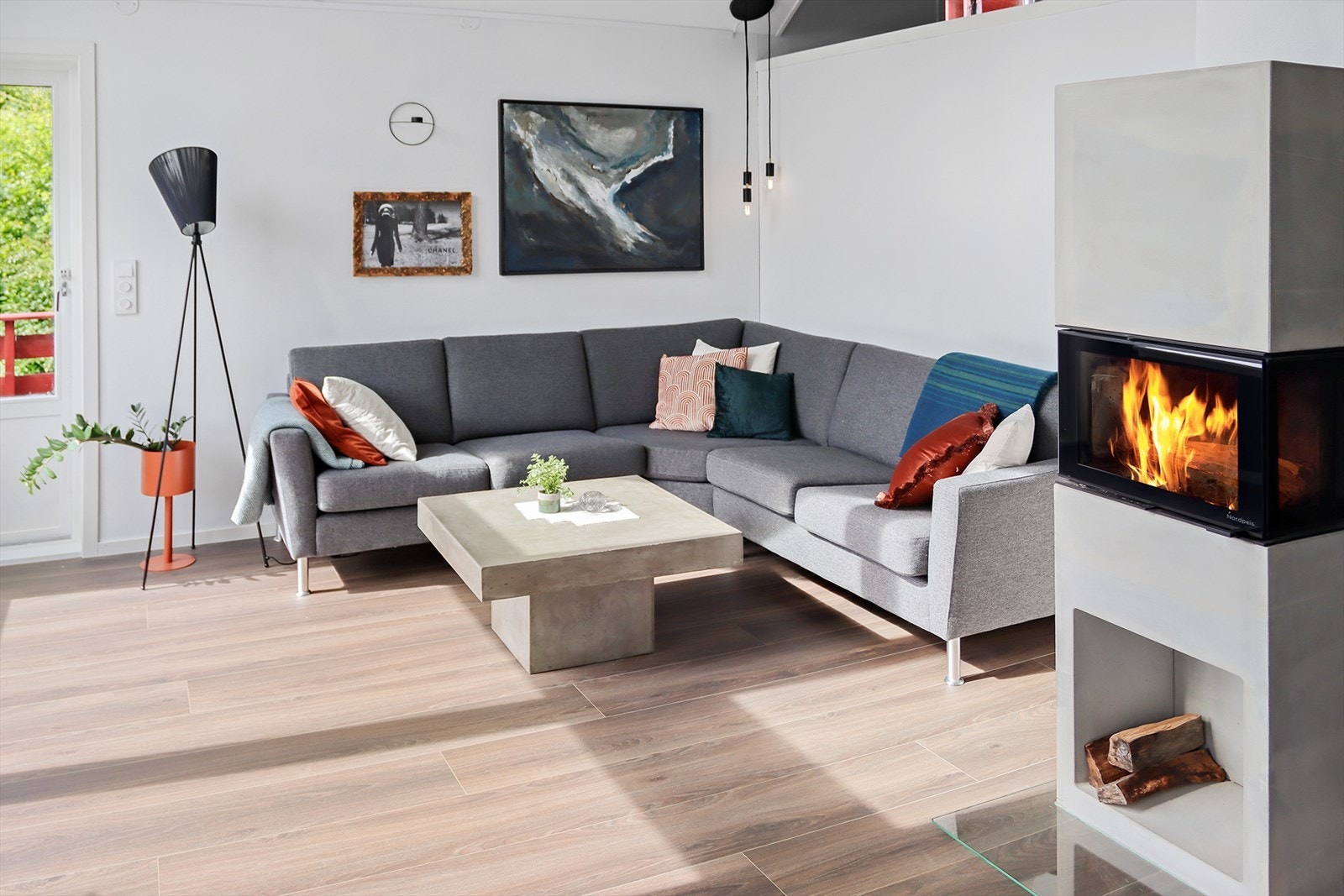 I stuen er det satt inn ny peisovn fra Nordpeis i 2023. Galleribilde