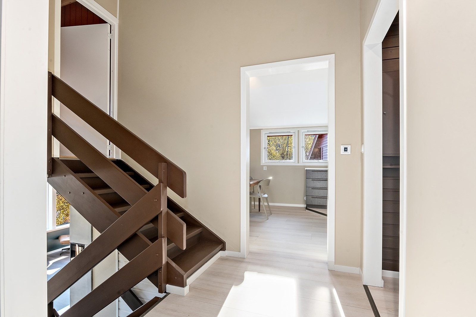 Boligen inneholder totalt tre byggegodkjente soverom - To rom til er innredet og brukt som soverom og kontor, men disse mangler godkjent rømingsveg (pga. for liten vindusåpning). Galleribilde