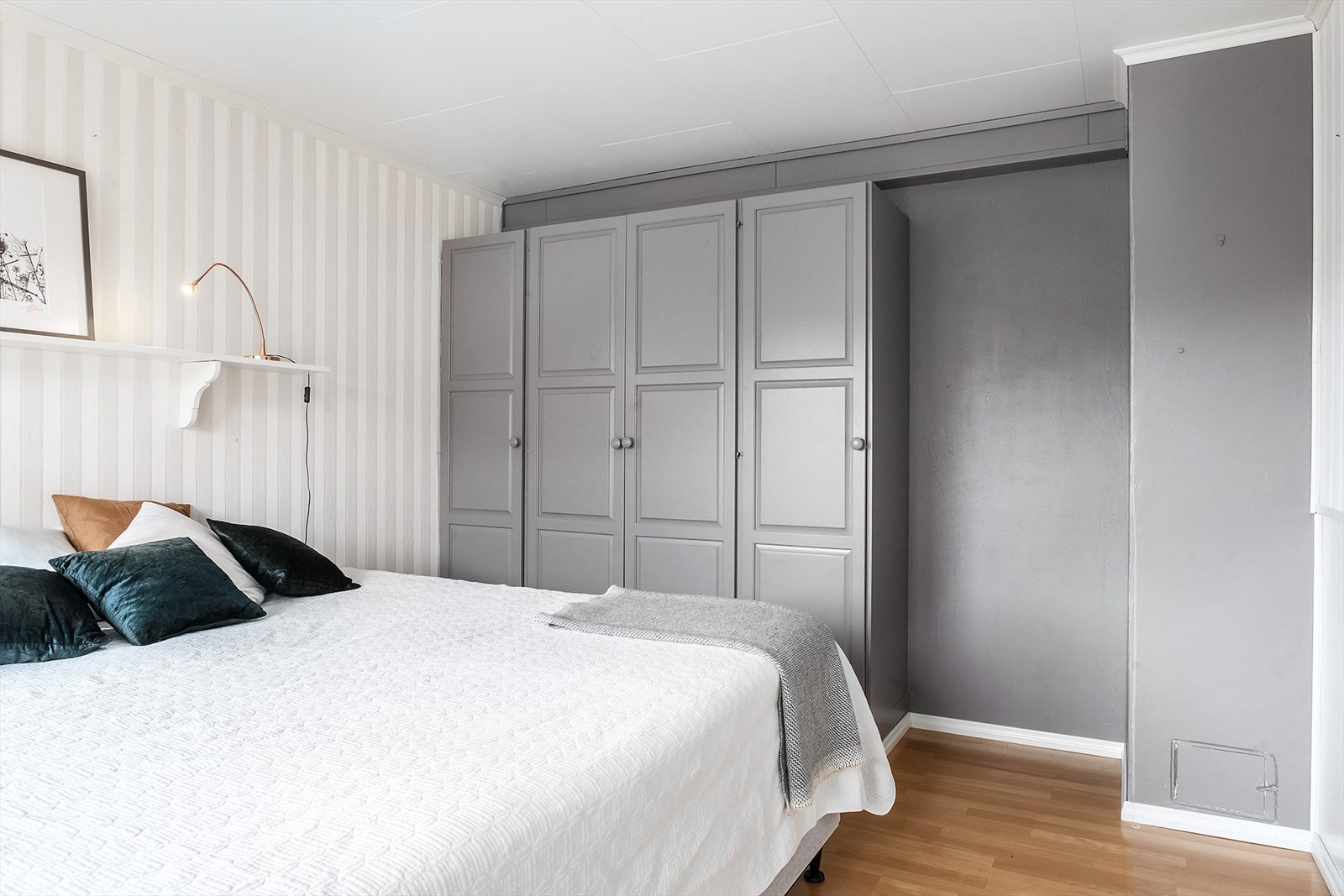 Skapinnredning på hovedsoverommet følger med ved salg. Galleribilde