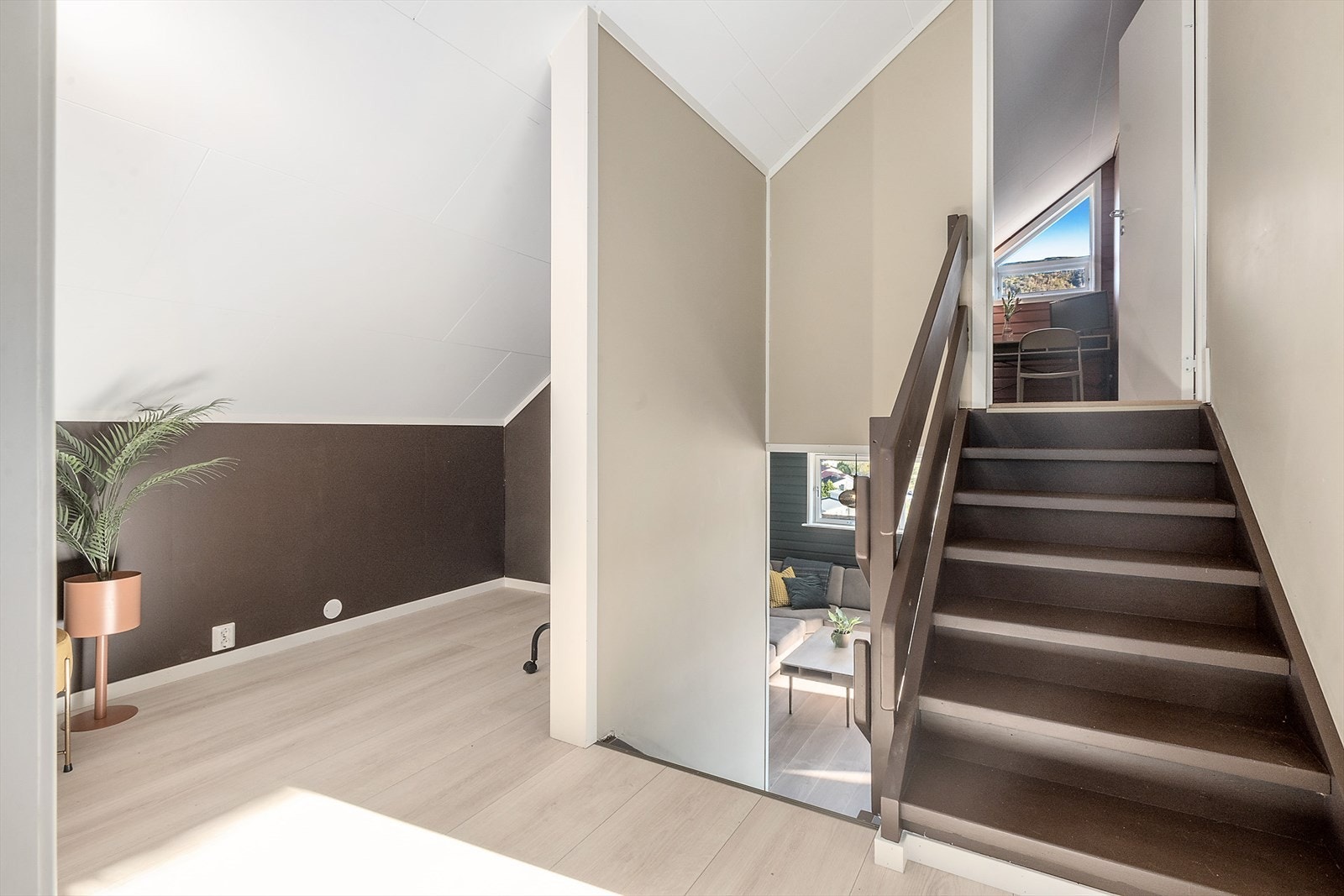 Planløsningen med halve etasjeplan gir huset en moderne karakter - Her ser vi trappen opp til kontoret og garderobenisjen til venstre i bildet. Galleribilde