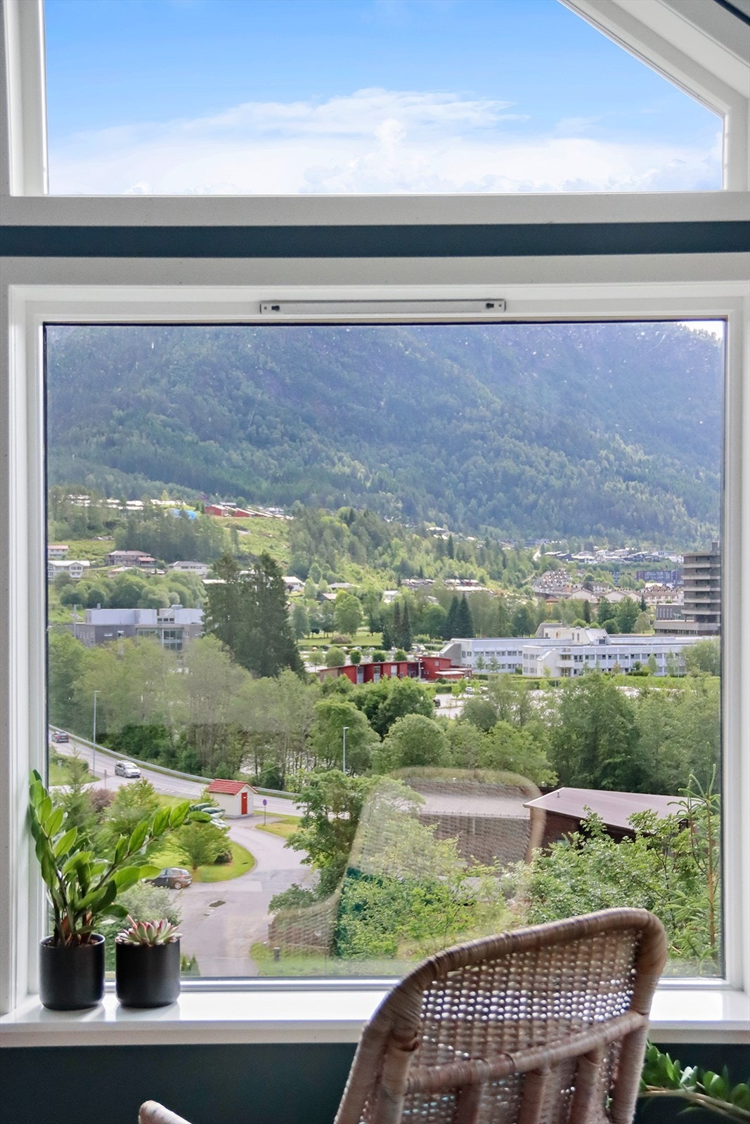 Det er i 2023 satt inn nytt vindu som går opp mot mønet - Stuen har gode lysforhold og flott utsikt til Viefjellet, Hafstadfjellet og Indre del av Førde. Galleribilde