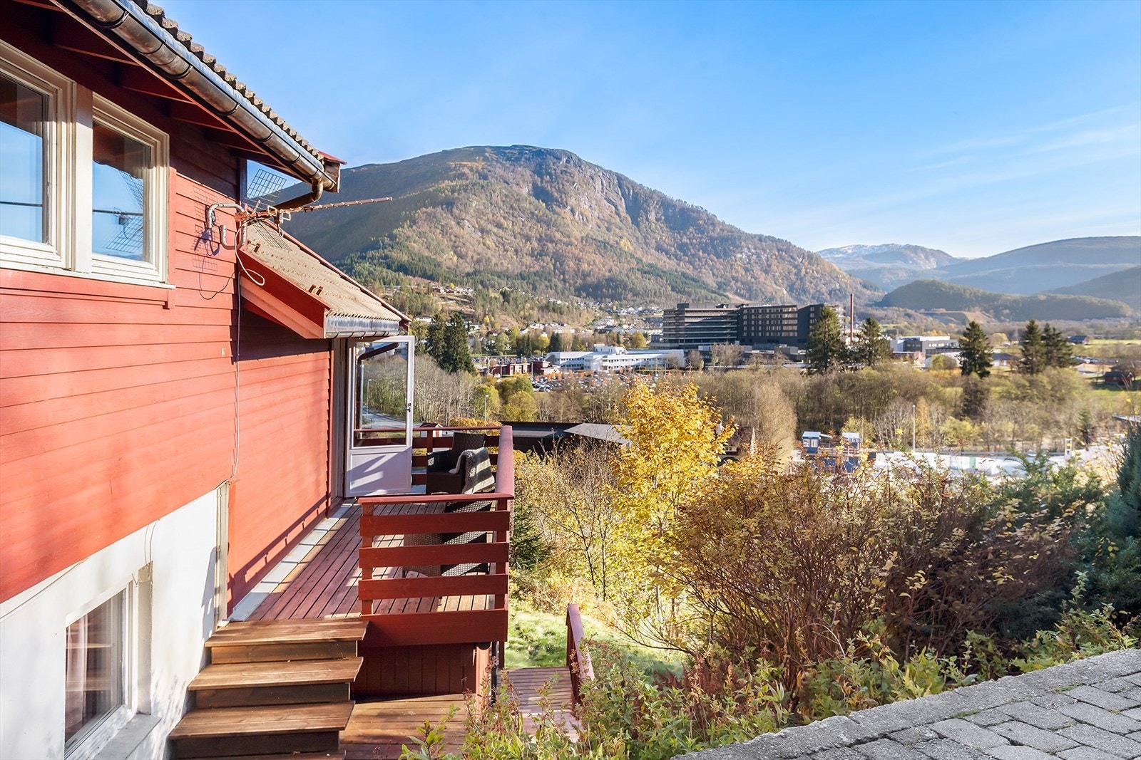 Utenfor stuen er det sørvestvendt veranda med gode solforhold om ettermiddagen. Galleribilde