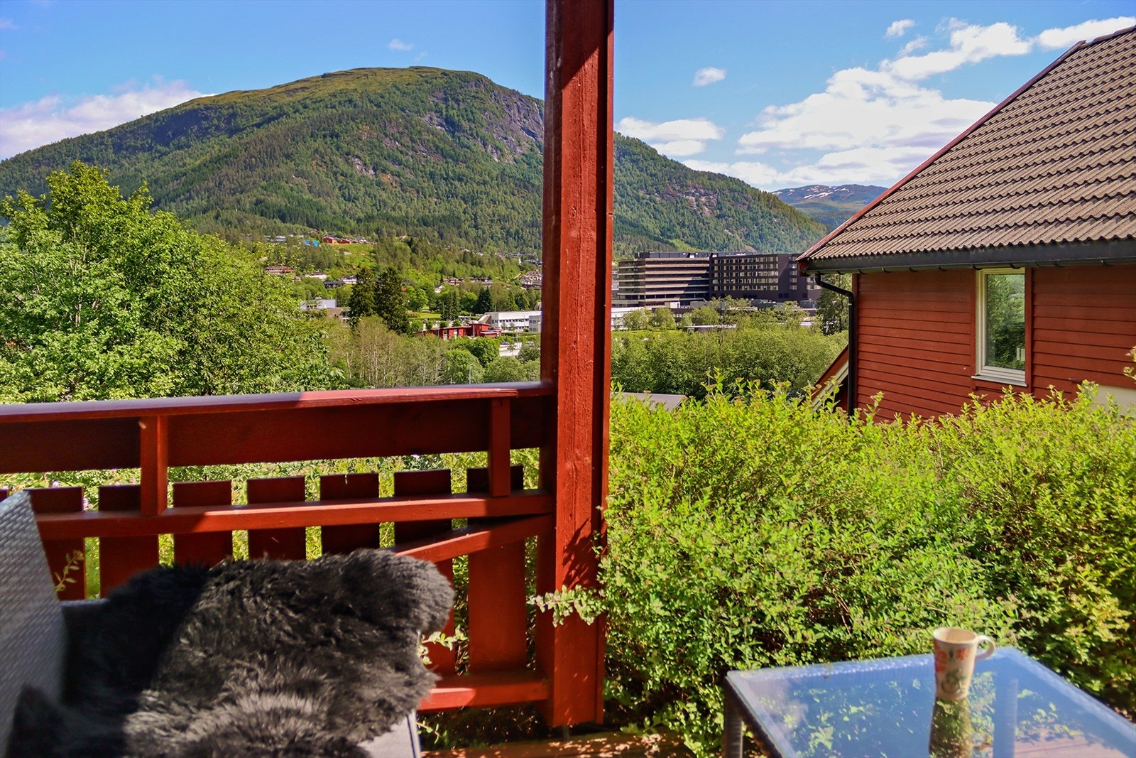 EIendommen ligger i enden av blindgate og har flere private uteplasser uten sjenerende innsyn. Galleribilde