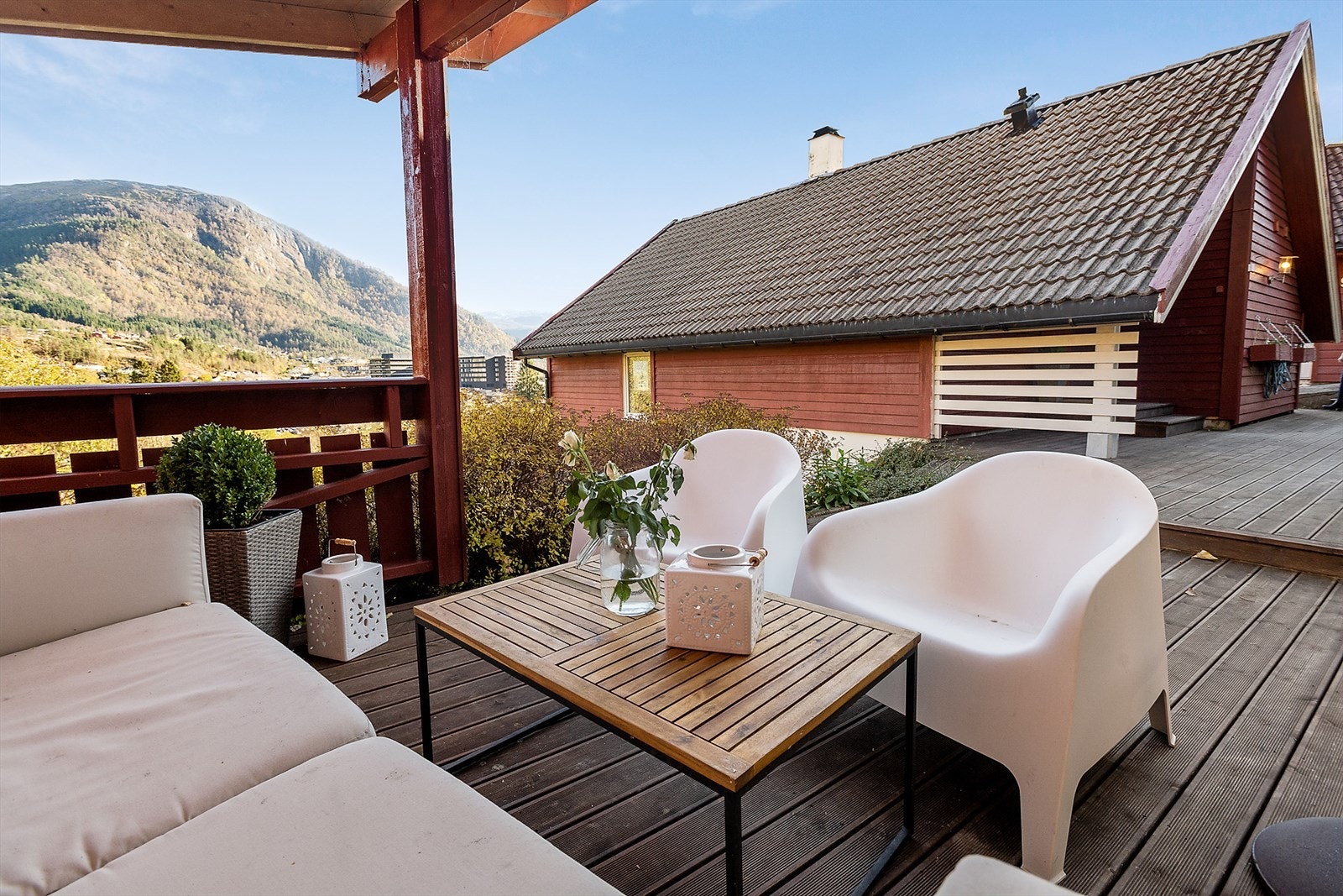 Rundt huset er det opparbeidet flere fine uteplasser. Ovenfor huset er det enkel garasje med sideinngang, redskapshus og en fin uteplass med takoverbygg. Galleribilde