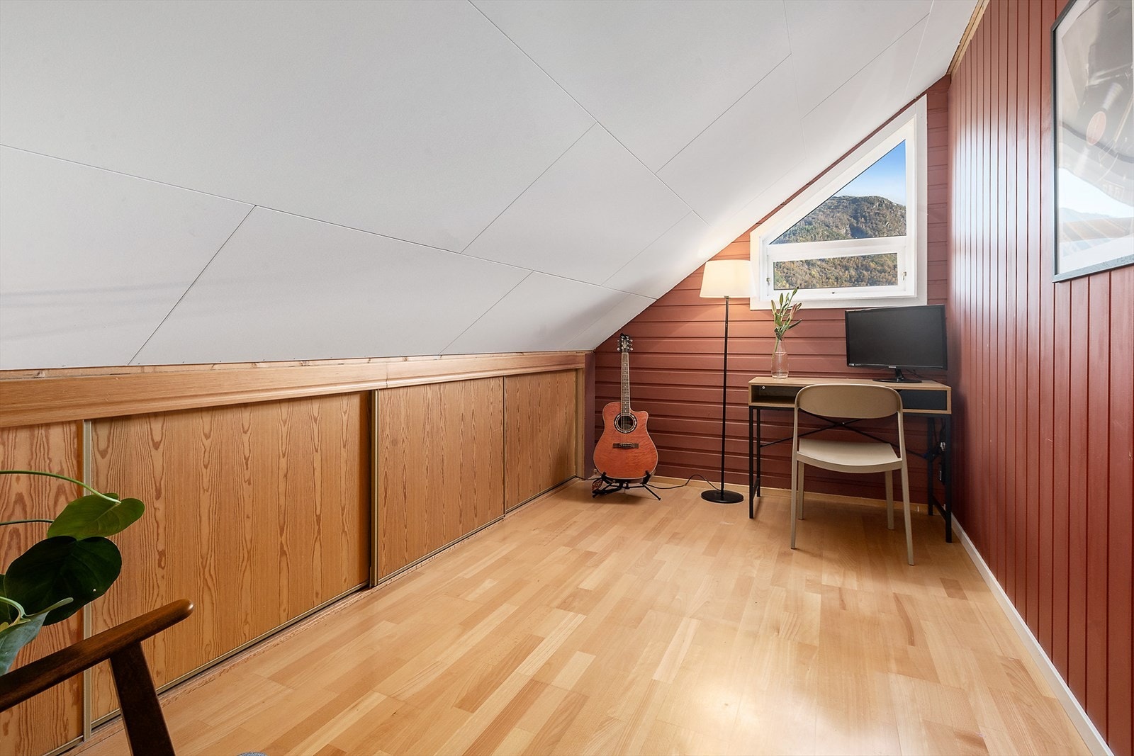 Lofsetasjen er innredet med ett kontor. Her er det god lagringsplass i knekott ut mot ytterveggen. Galleribilde