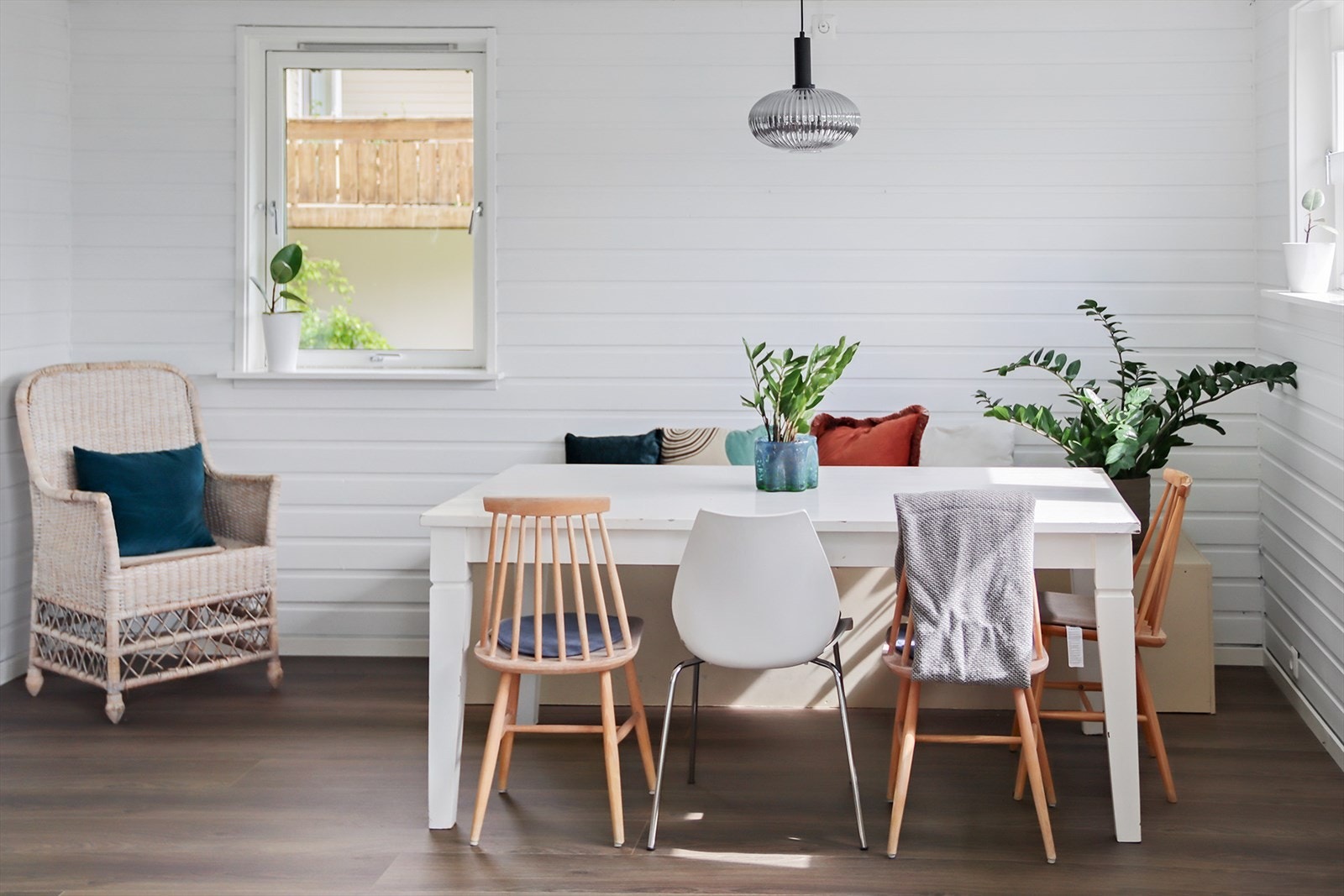 Stuen har god plass til sofa og spisegruppe. Galleribilde