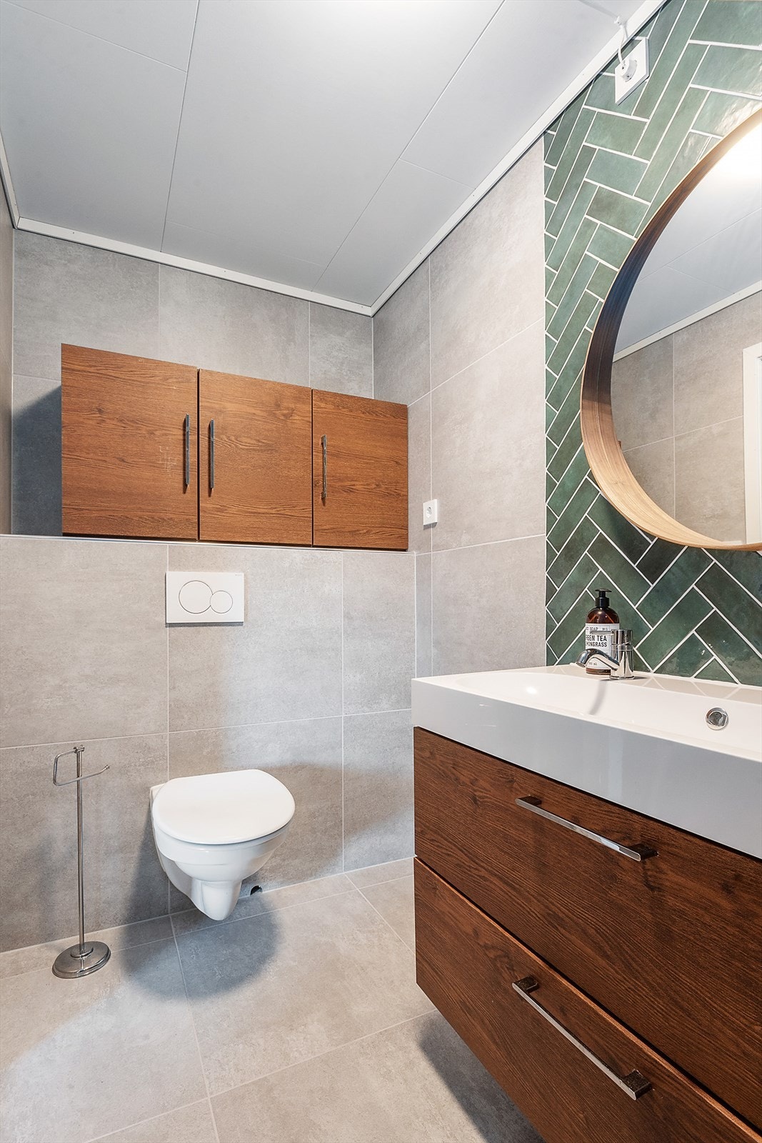 Boligen inneholder to fullverdige bad - Begge renovert i 2023 med rør-i-rør system, nye tettsjikt overflater og innredninger. Galleribilde