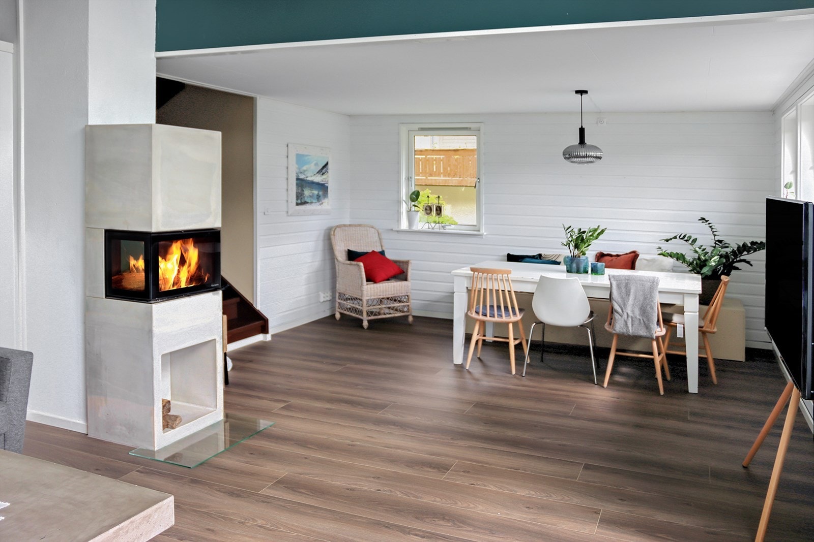 Eneboligen er opprinnelig oppført i 1984 med tilhørende frittstående garasje oppført i 2001. Galleribilde