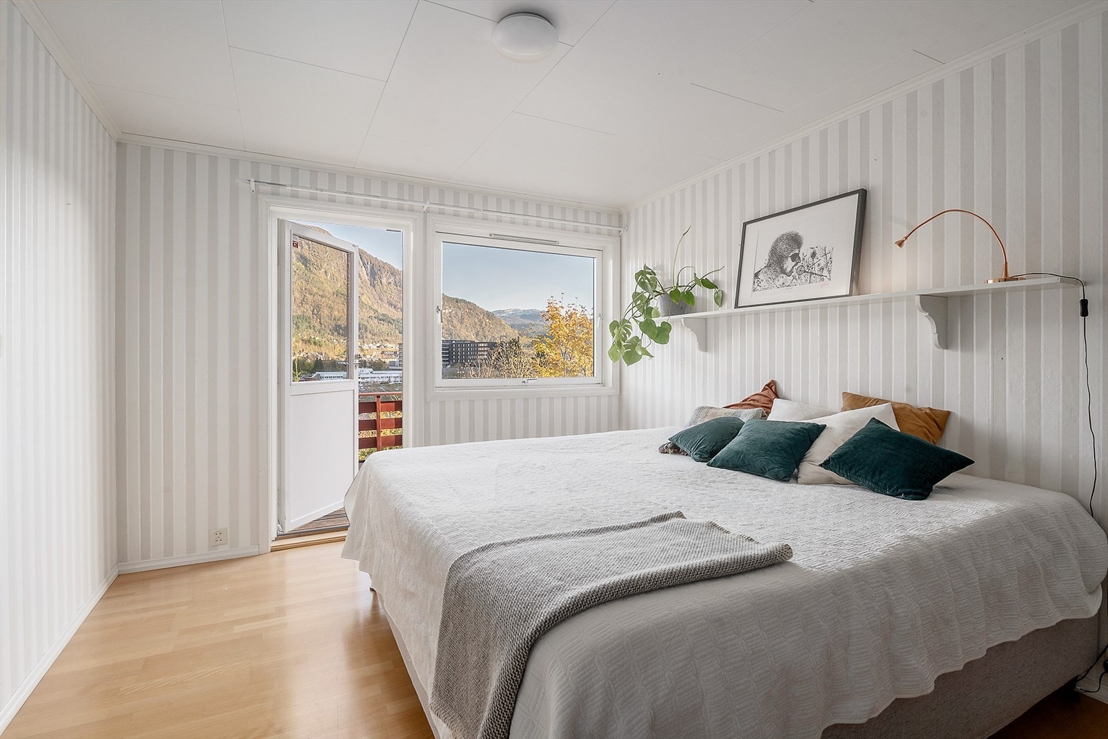 Fra hovedsoverommet er det utgang til terrasse. Galleribilde