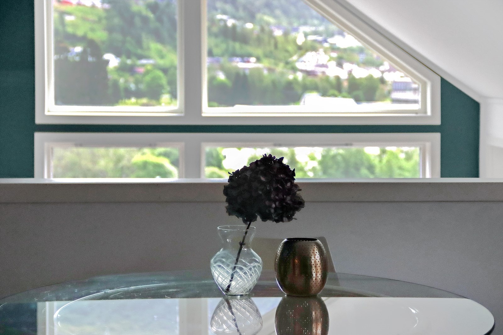 Utsikten fra mønevinduet videreføres til spiseplassen på kjøkkenet. Galleribilde