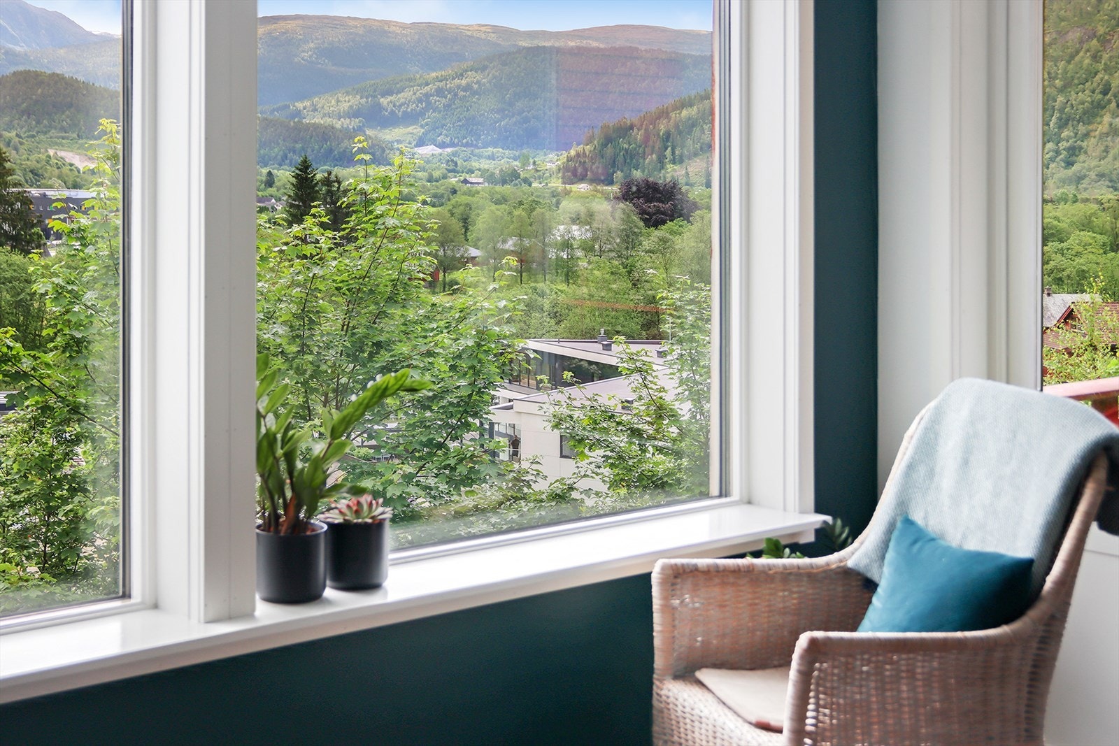 Her kan du nyte utsikten over indre del av Førde helt uten innsyn fra naboer i området. Galleribilde