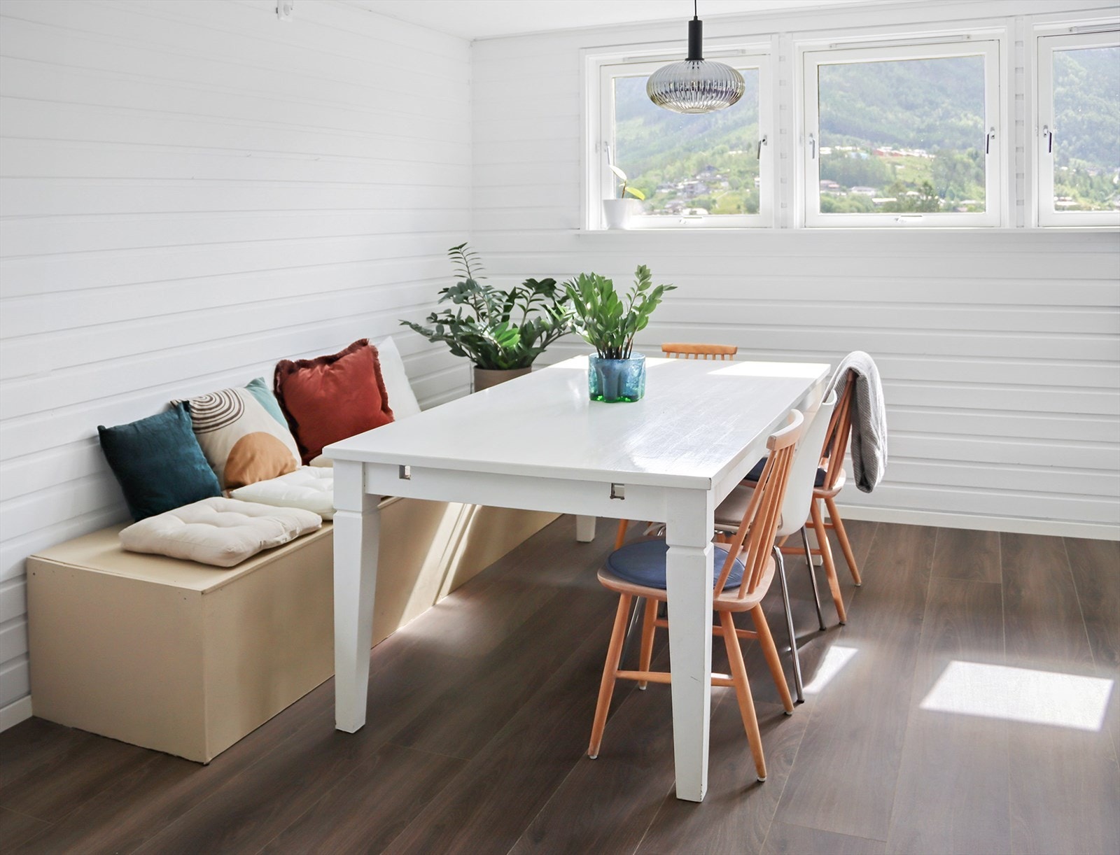 Det er lagt varmefolie med termostatstyring under flere nye laminatgulv herunder stue, kjøkken, soverom og gjesterom. Galleribilde