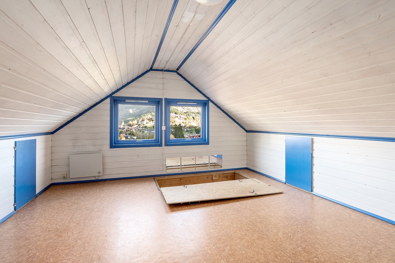 Loftet over garasjen er isolert og innredet. Her er det mye god lagringsplass. Galleribilde