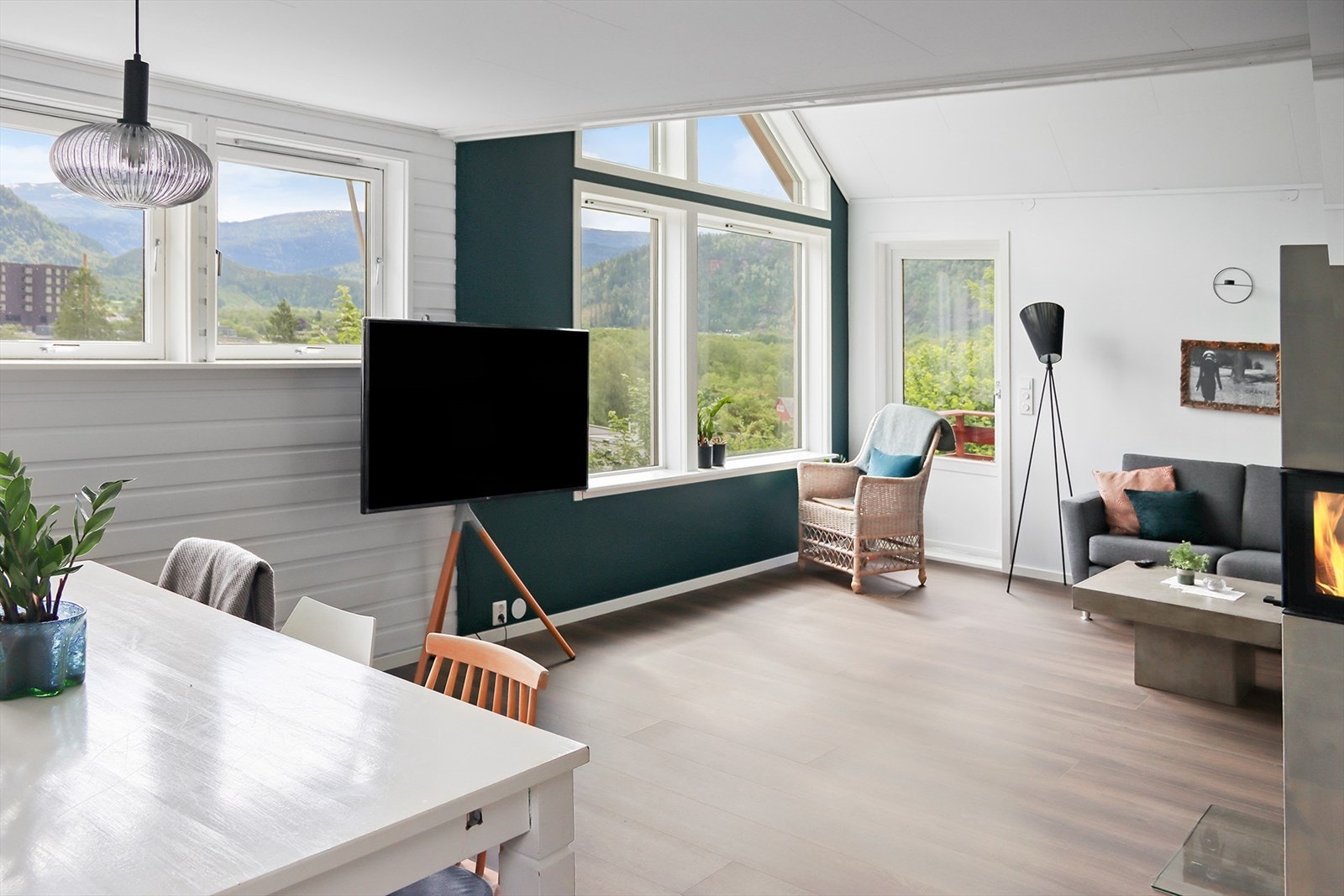 Huset er modernisert i flere rom med bla. nye gulv, plating og maling av vegger og himlinger. Arbeidet er utført i 2023-25 og inkluderer også renovering av kjøkken, bad og vaskerom. Galleribilde