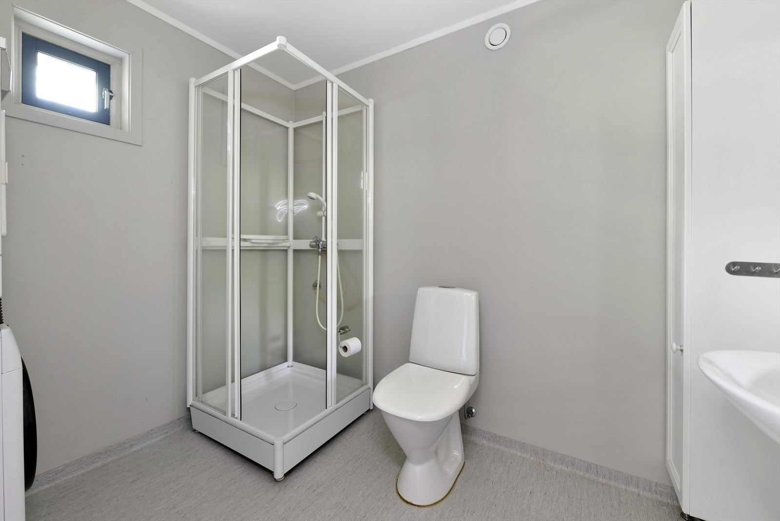 I tillegg til nødvendig utstyr er det opplegg til vaskemaskin på badet. Galleribilde