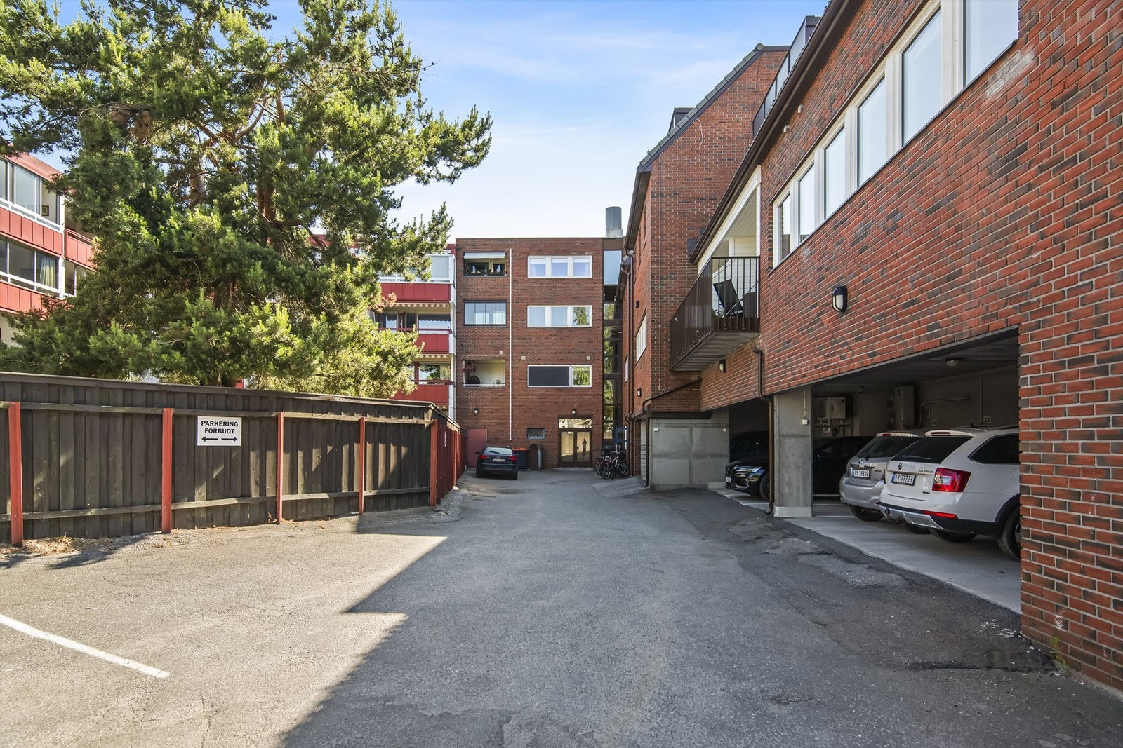 Carport i bakgården - Mulighet for el-billader Galleribilde