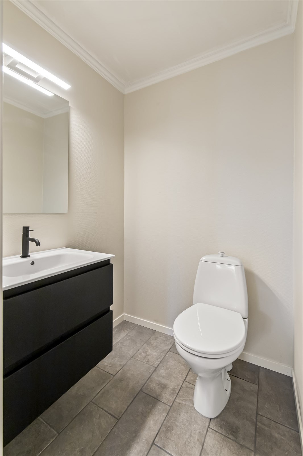 Wc er nyoppusset med fliser og varme i gulv, samt nytt toalett Galleribilde