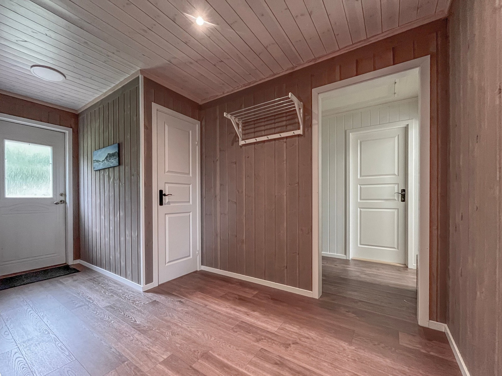 Romslig entré med nye overflater, dører og spotlys. Galleribilde