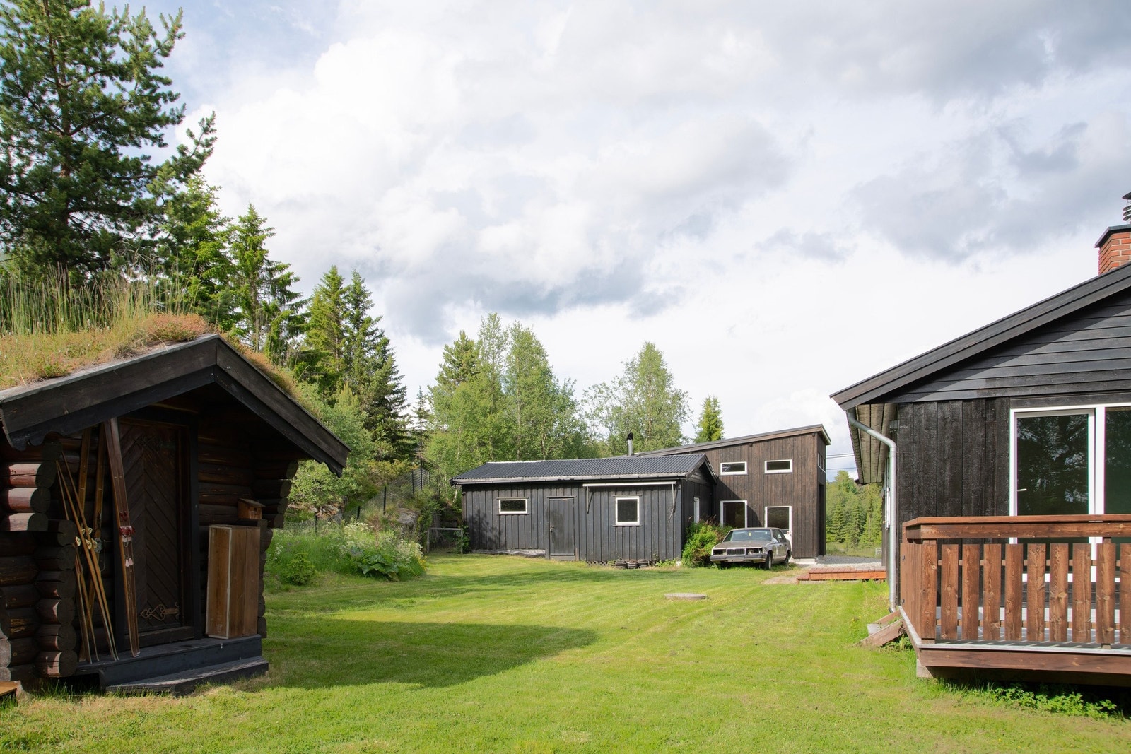 Gård nord siden, stabbur og verkstedet. Galleribilde