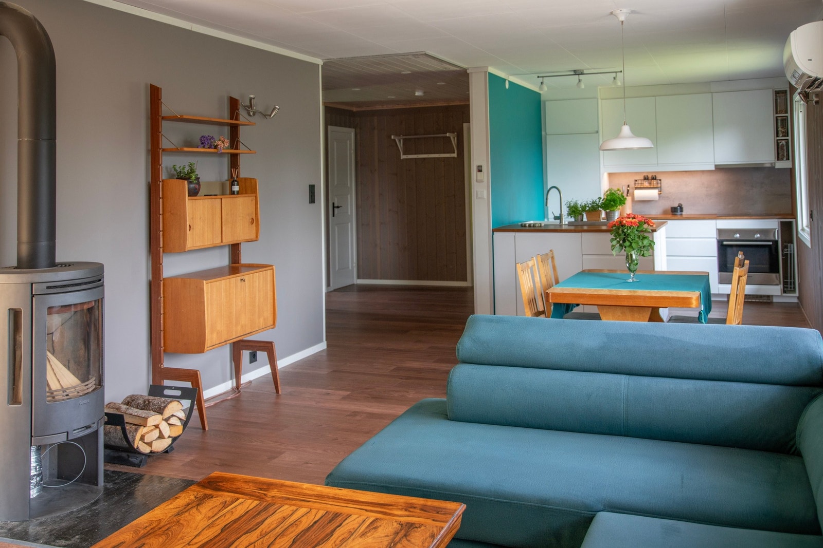 Stue med åpent kjøkken. Galleribilde