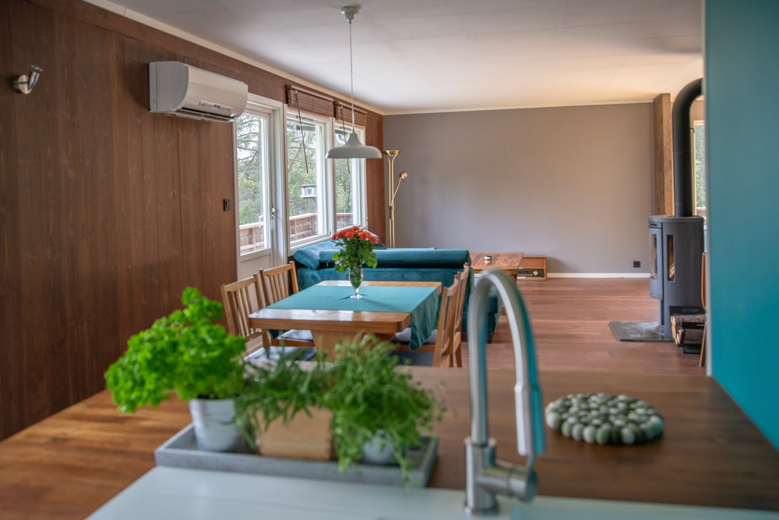 Åpent kjøkkenet mot stue. Galleribilde