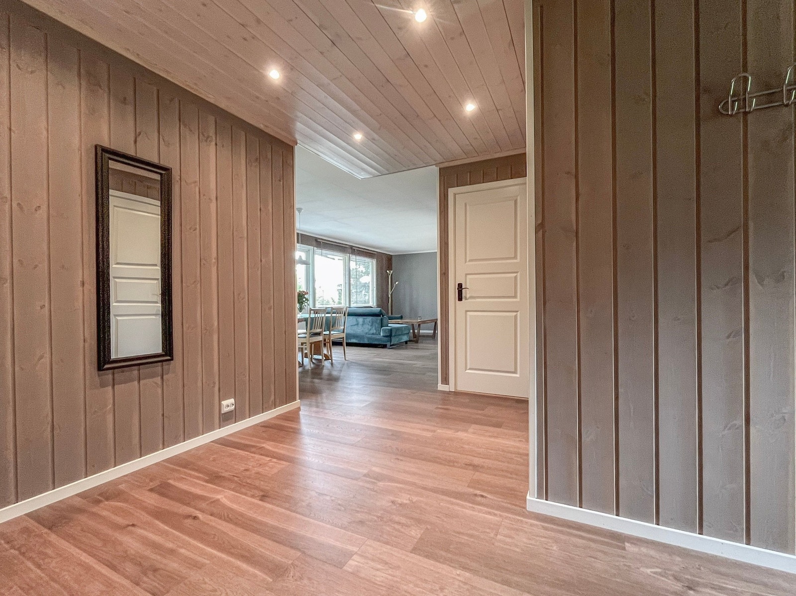 Utgang fra entré til stor stue. Galleribilde