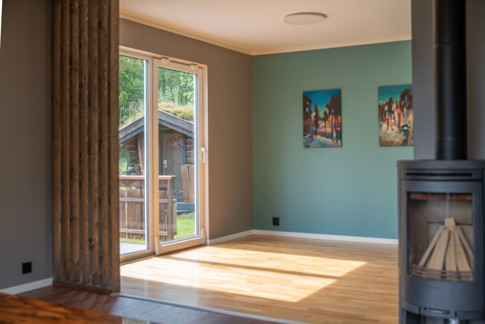 Vinkelstue med nytt dobbelt terrassedør og utgang til terrasse vest. Galleribilde