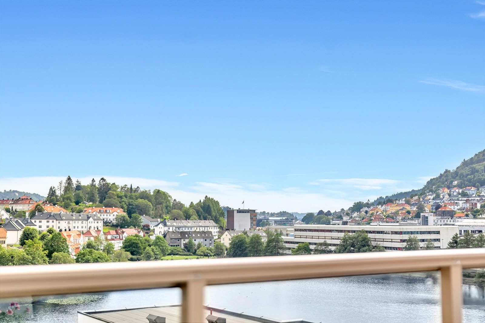 En treroms topp- og endeleilighet med godt lysinnslipp, fantastisk utsikt, balkong og privat takterrasse, i et bygg fra 2017. Her får du umiddelbar nærhet til Bybanen, dagligvare, treningssenter mm. Galleribilde