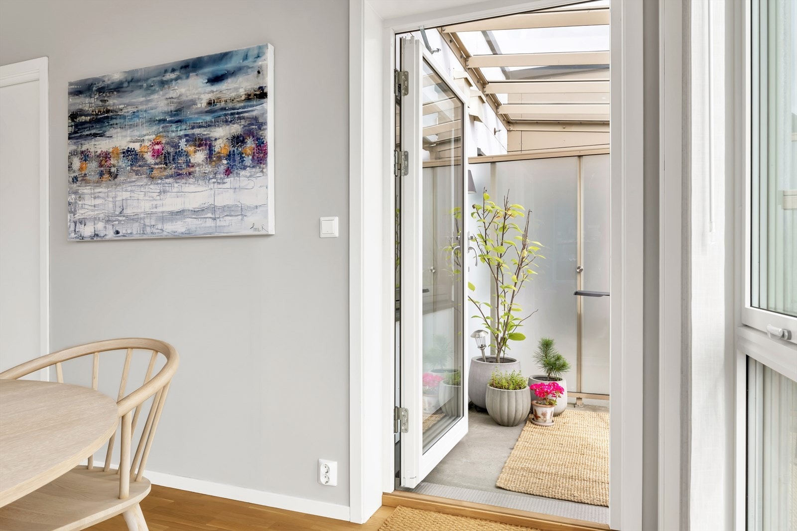 Herfra kommer vi ut til balkongen, målt til 7 m² Galleribilde