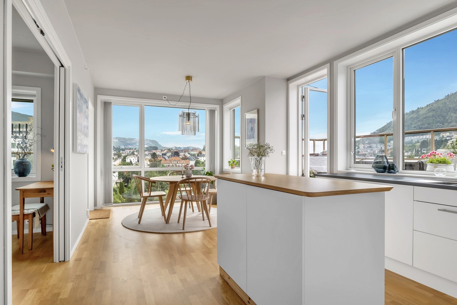 Vi beveger oss inn i en åpen stue- og kjøkkenløsning målt til hele 21,2 m² Galleribilde