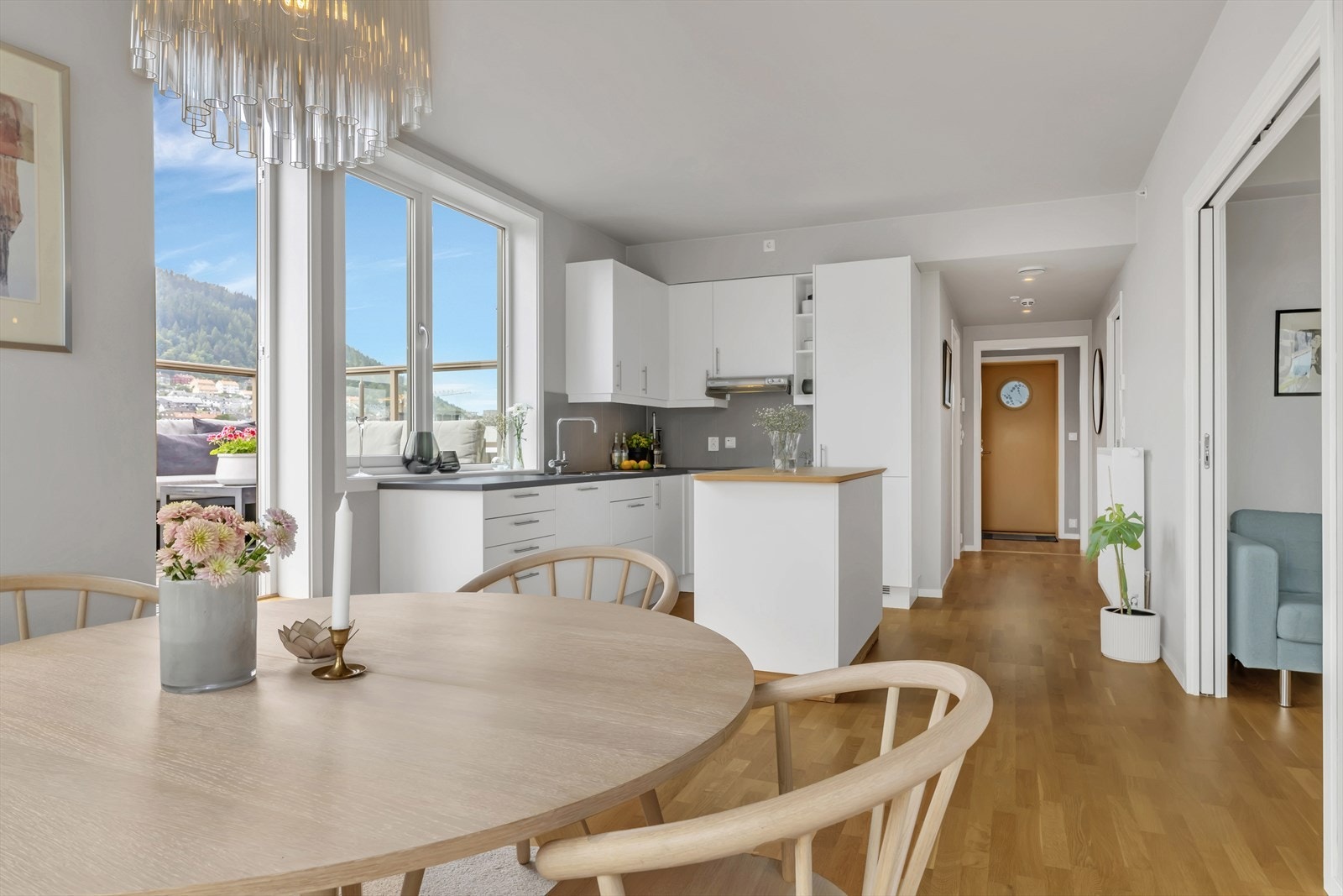 Den åpne løsningen gir en sosial utforming, som er perfekt når man har gjester! Galleribilde