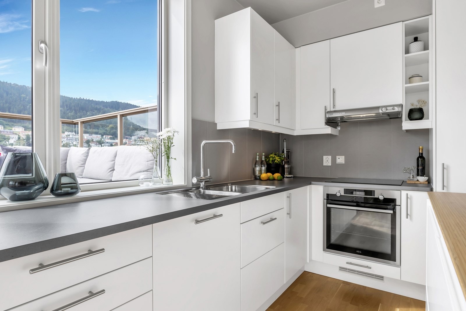Kjøkkeninnredning med slette fronter og lekre fliser. Benkeplaten er av laminat Galleribilde