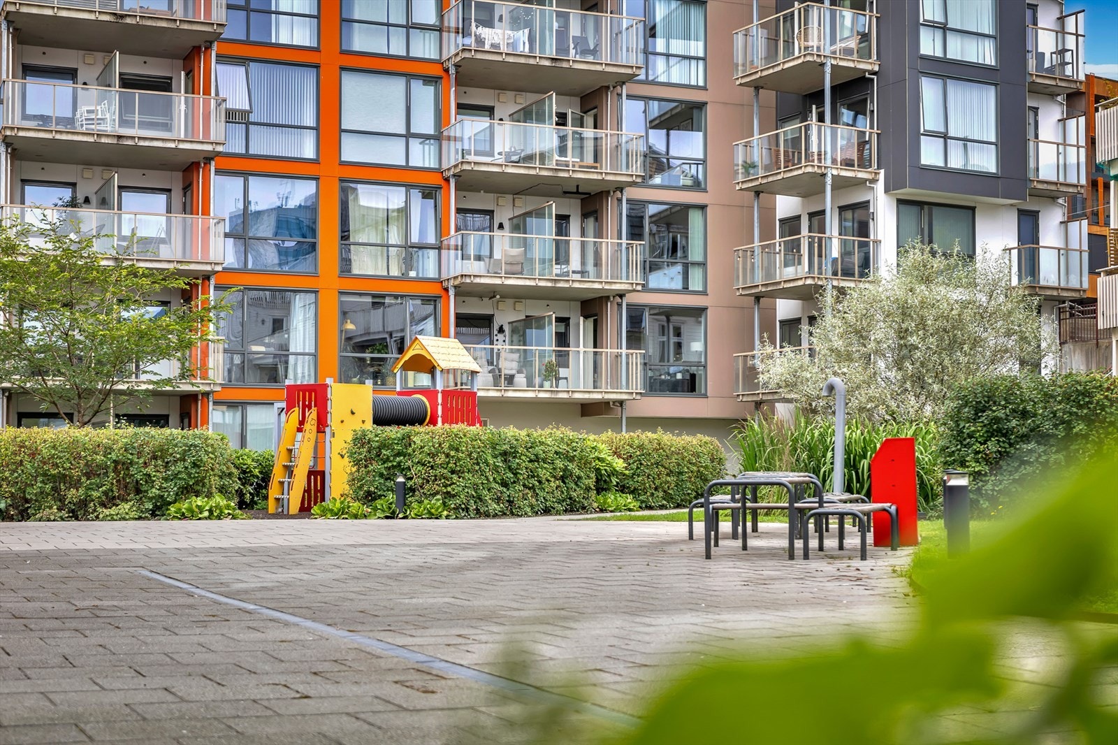 Flott og skjermet uteområde, opparbeidet med sittegrupper, grøntområder og lekeplass Galleribilde