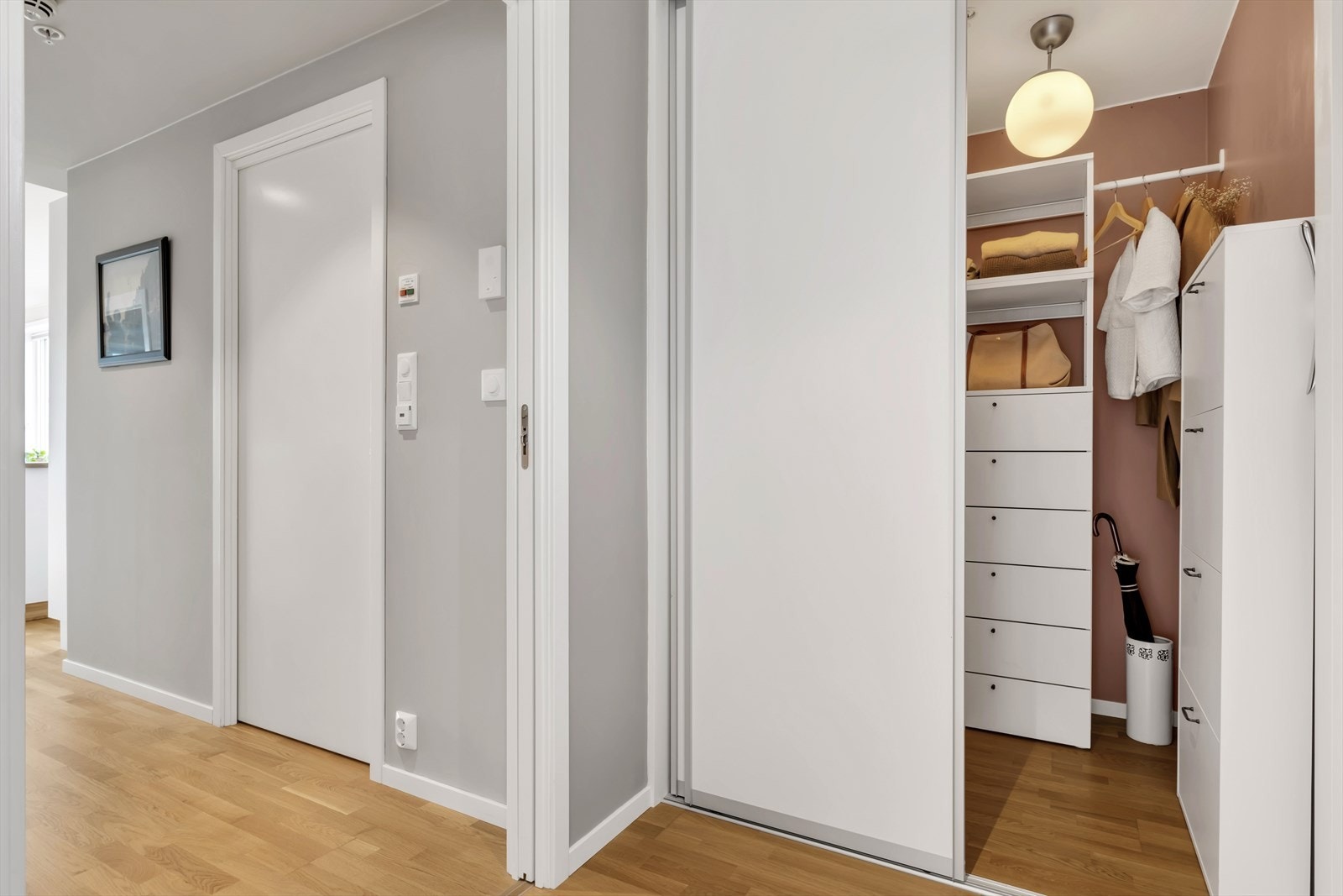 Stor garderobe sørger for god plass til oppbevaring av yttertøy og sko Galleribilde
